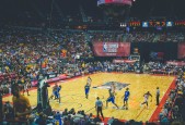 中国乐鱼体育-Rookie涅槃归来首秀惊艳全场，SKT主场观众起立致敬
